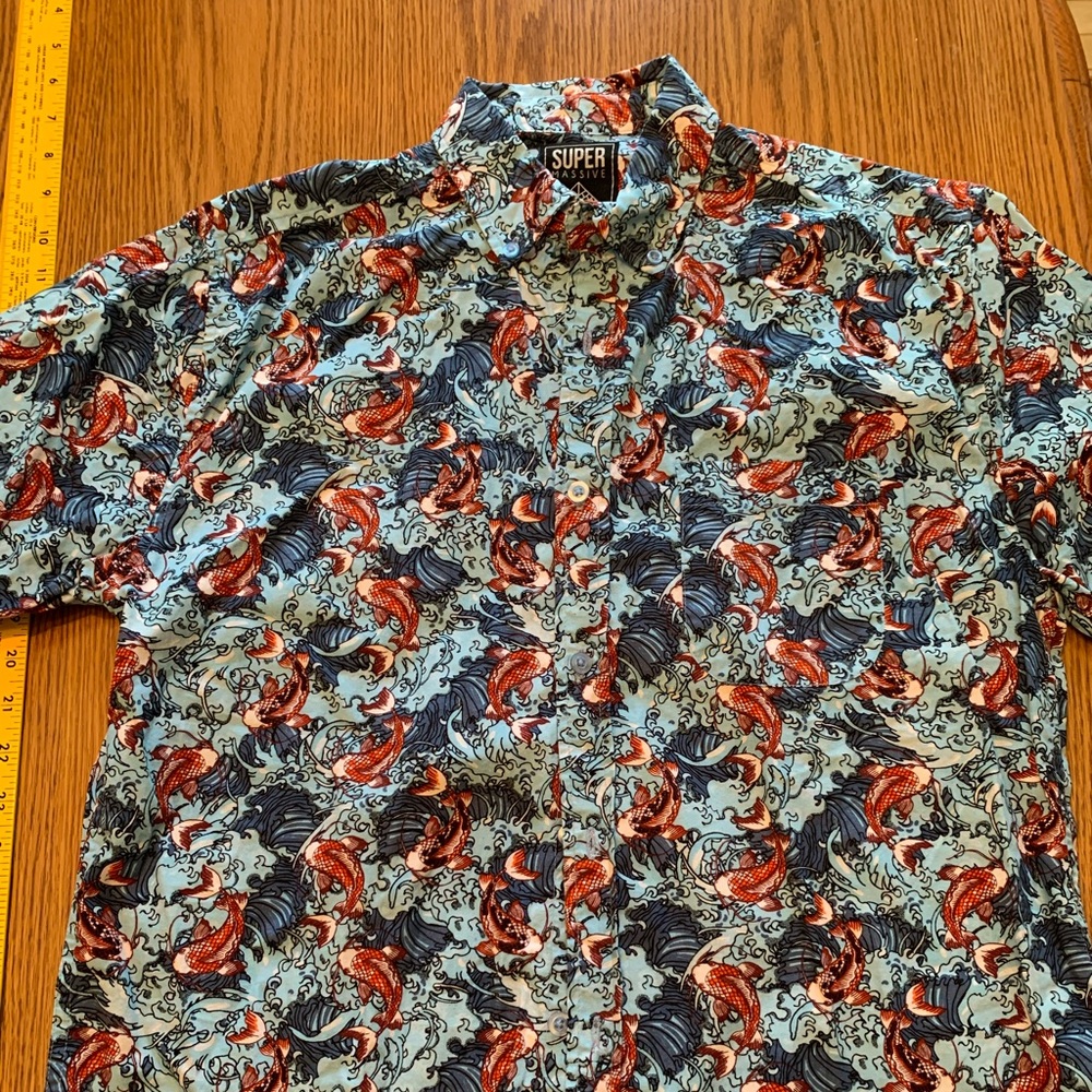 Super Massive Men’s shirt - Size M ((EUC)